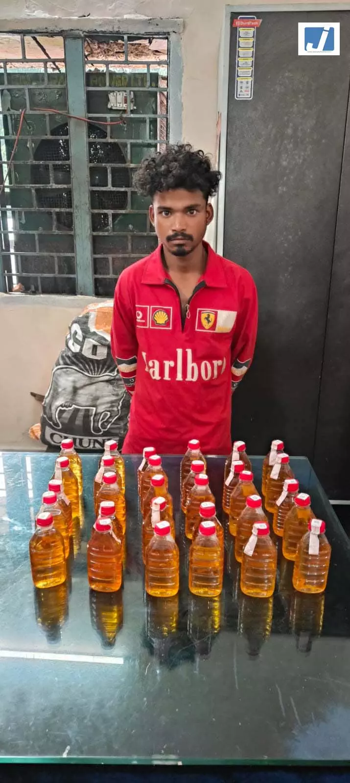 आबकारी एक्ट के तहत शराब बिक्री करते 1 पुरुष गिरफ्तार आबकारी एक्ट के तहत शराब बिक्री करते 1 पुरुष गिरफ्तार