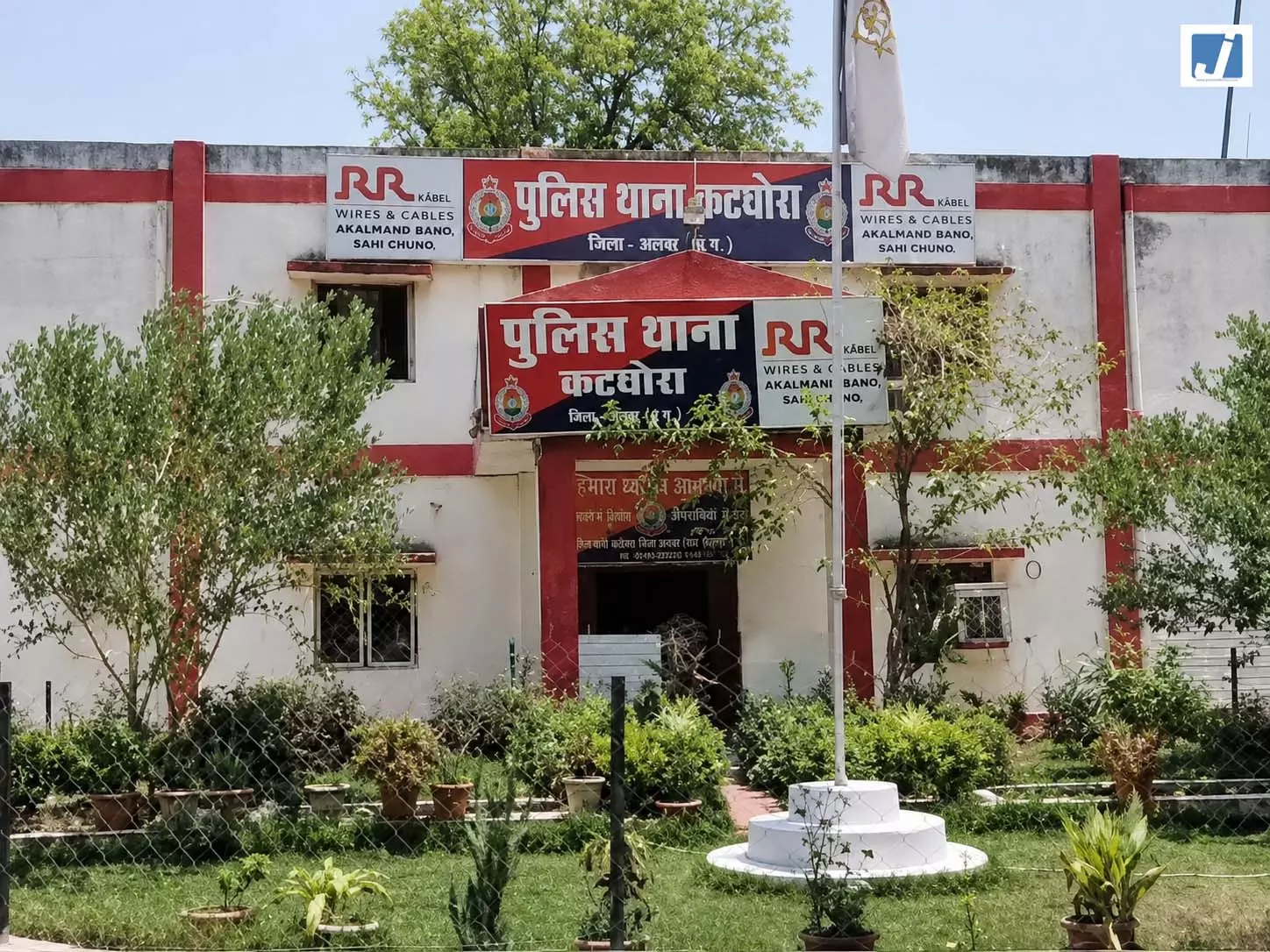 CG: कार में युवती को देख भड़की पत्नी, विवाद में पति की उंगली काटी CG: कार में युवती को देख भड़की पत्नी, विवाद में पति की उंगली काटी