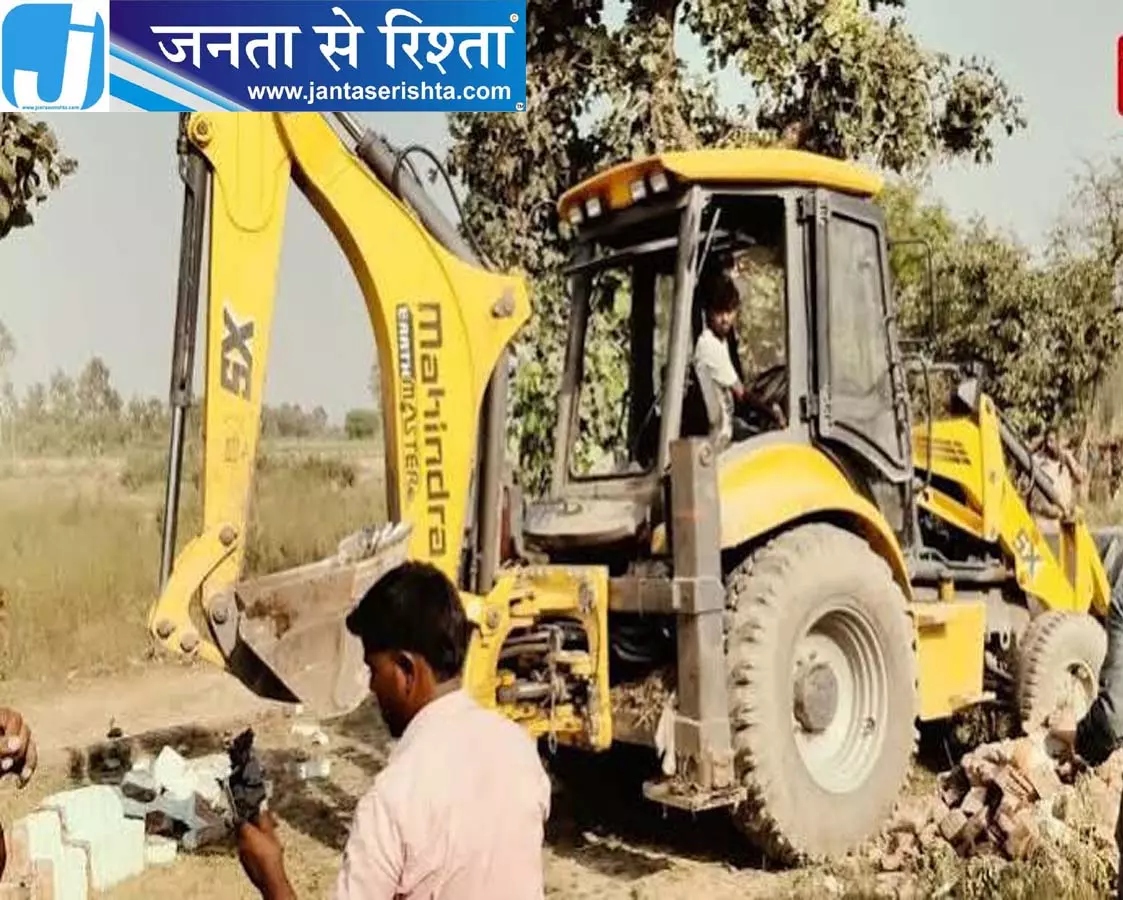 संभल में अवैध निर्माण पर कार्रवाई मजार को बुलडोजर से हटाया गया संभल में अवैध निर्माण पर कार्रवाई मजार को बुलडोजर से हटाया गया