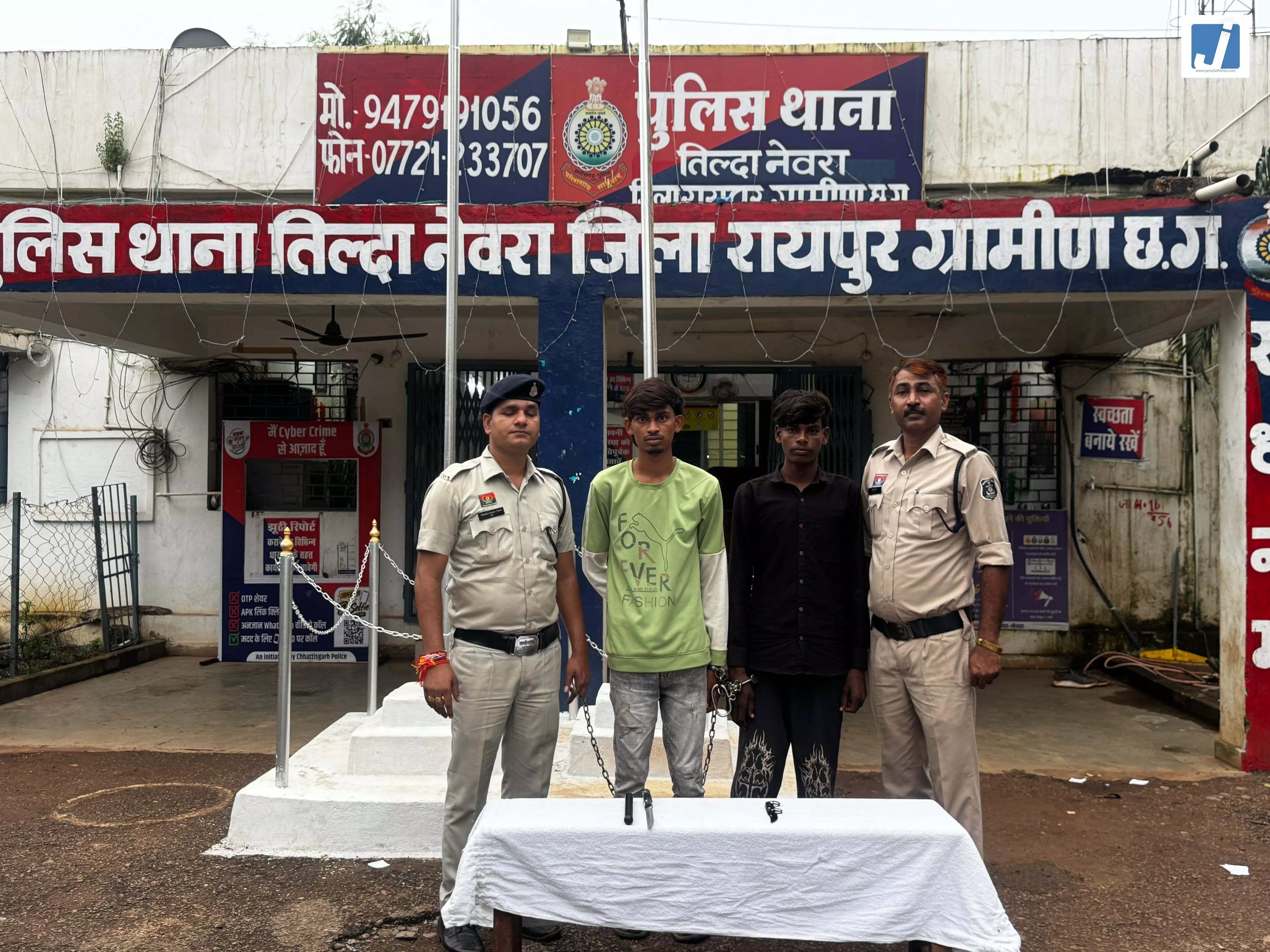 तिल्दा-नेवरा पुलिस का बड़ा एक्शन, चाकू लहराने वाले 2 गिरफ्तार तिल्दा-नेवरा पुलिस का बड़ा एक्शन, चाकू लहराने वाले 2 गिरफ्तार