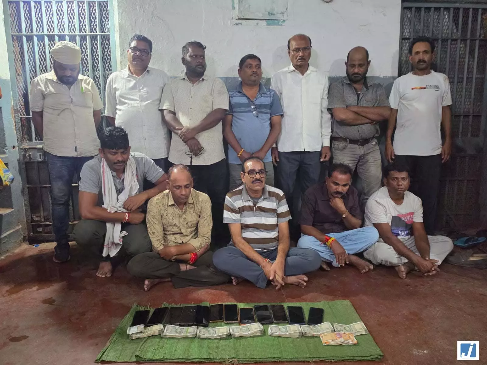 घर में सजा था जुए का फड़, दुर्ग पुलिस ने मारी रेड; 12 गिरफ्तार घर में सजा था जुए का फड़, दुर्ग पुलिस ने मारी रेड; 12 गिरफ्तार