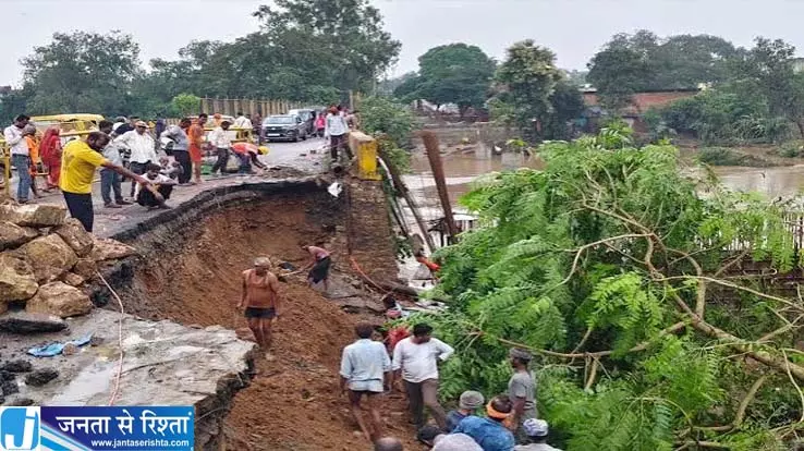 उफनती मंदाकिनी में फंसे सैकड़ों लोग सेना ने संभाला मोर्चा उफनती मंदाकिनी में फंसे सैकड़ों लोग सेना ने संभाला मोर्चा