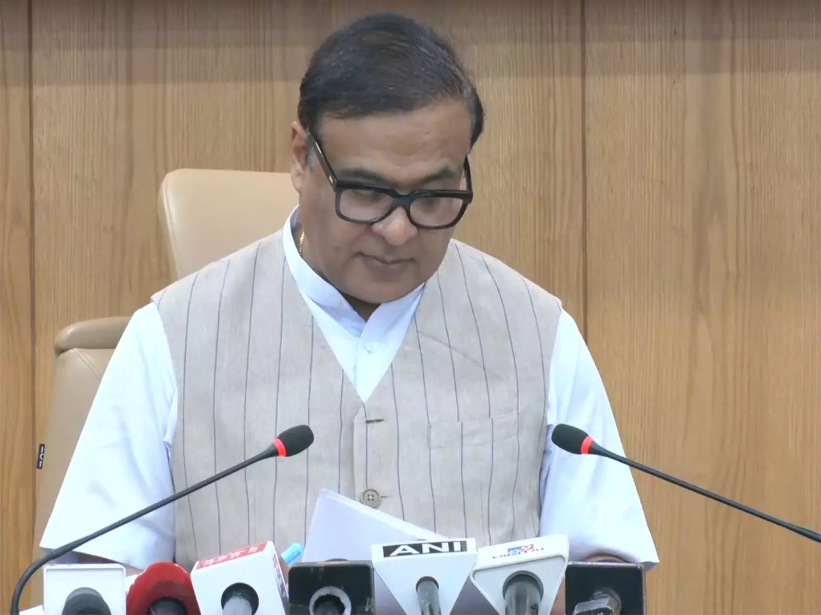 असम कैबिनेट के फैसलों को BJP ने बताया विकास की नई रफ्तार असम कैबिनेट के फैसलों को BJP ने बताया विकास की नई रफ्तार