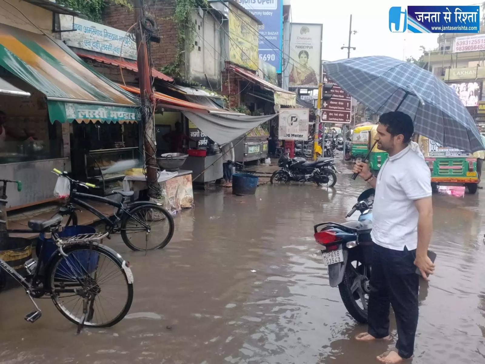वाराणसी में जलभराव से निपटने के लिए लगाए गए पंप वाराणसी में जलभराव से निपटने के लिए लगाए गए पंप