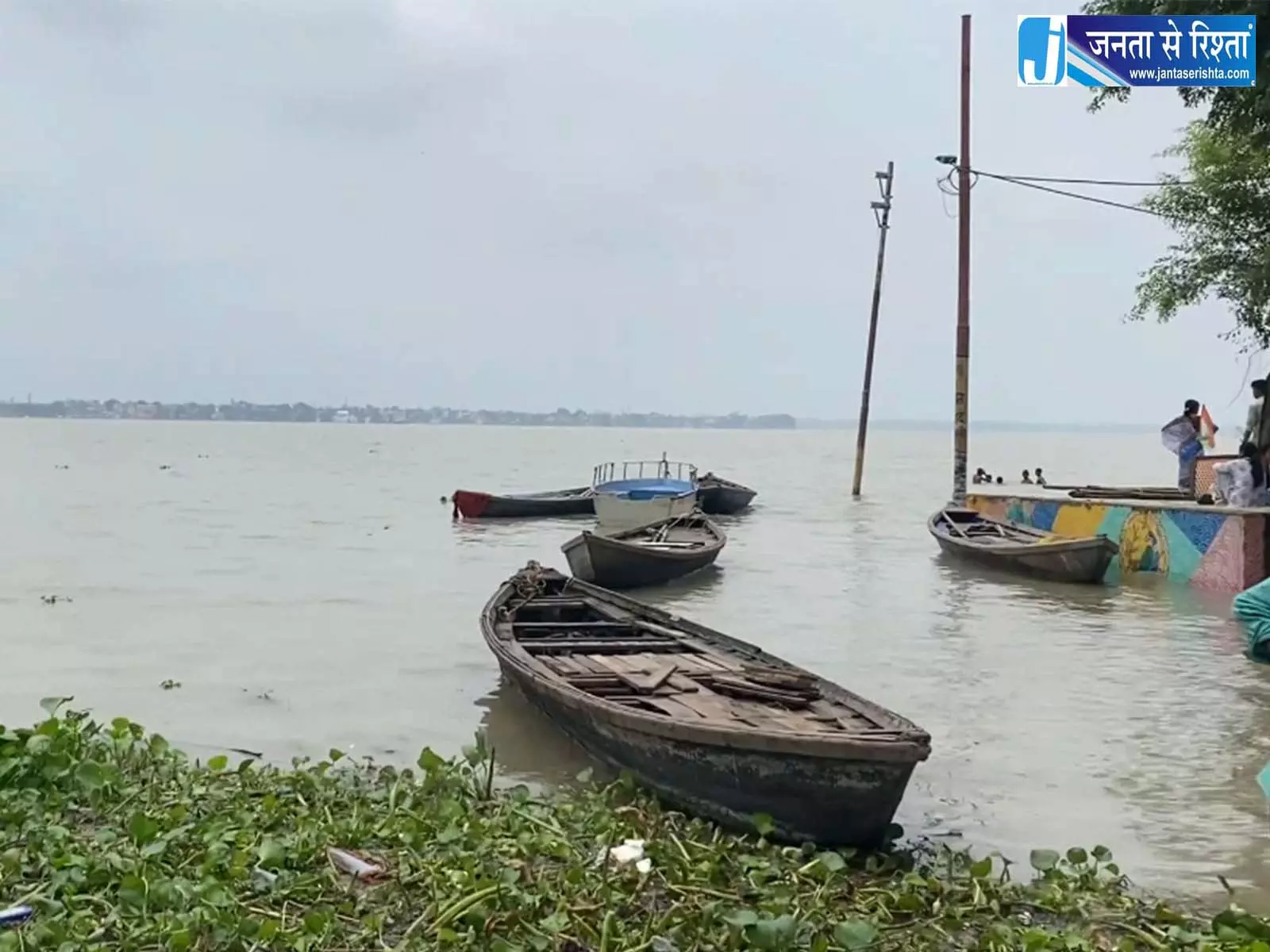 झूंसी-जौनपुर मुख्य मार्ग डूबा गांवों की बढ़ी मुश्किलें झूंसी-जौनपुर मुख्य मार्ग डूबा गांवों की बढ़ी मुश्किलें