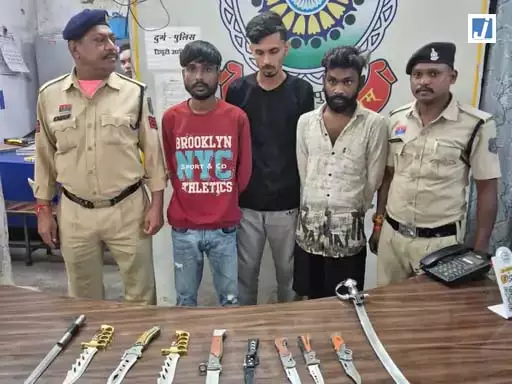 रातभर पुलिस की दबिश, 5 आरोपी गिरफ्त में; चाकू-तलवार का जखीरा बरामद रातभर पुलिस की दबिश, 5 आरोपी गिरफ्त में; चाकू-तलवार का जखीरा बरामद