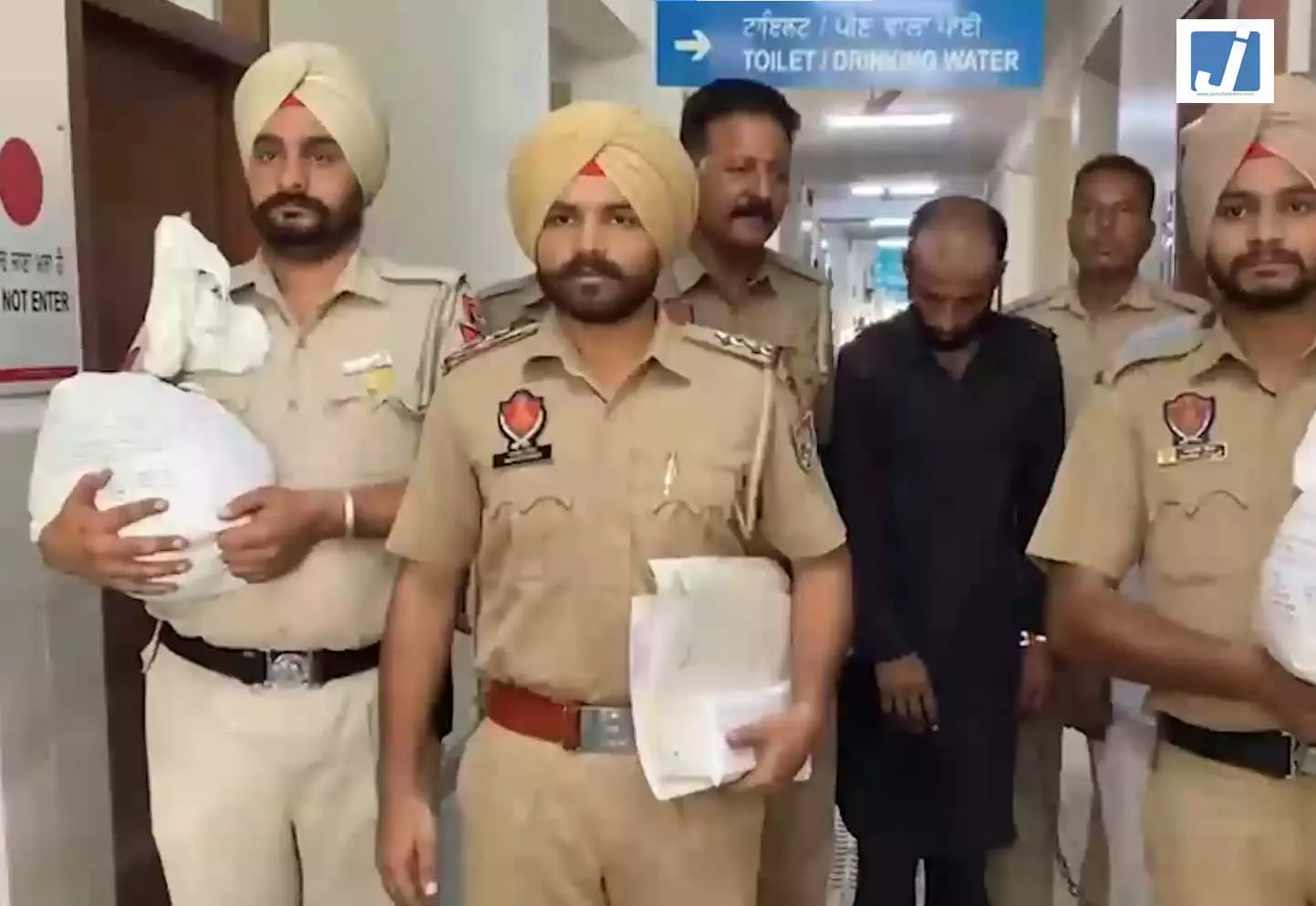 मणिपुर से पंजाब पहुंचा 28 किलो अफीम का जखीरा, दो आरोपी गिरफ्तार मणिपुर से पंजाब पहुंचा 28 किलो अफीम का जखीरा, दो आरोपी गिरफ्तार
