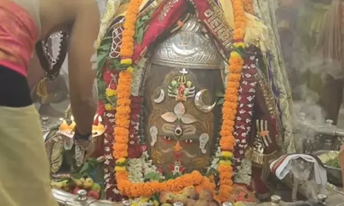 बाबा महाकाल का फूलों, सूखे मेवों और भांग से किया गया शृंगार, भस्म आरती में बड़ी संख्या में शामिल हुए श्रद्धालु बाबा महाकाल का फूलों, सूखे मेवों और भांग से किया गया शृंगार, भस्म आरती में बड़ी संख्या में शामिल हुए श्रद्धालु