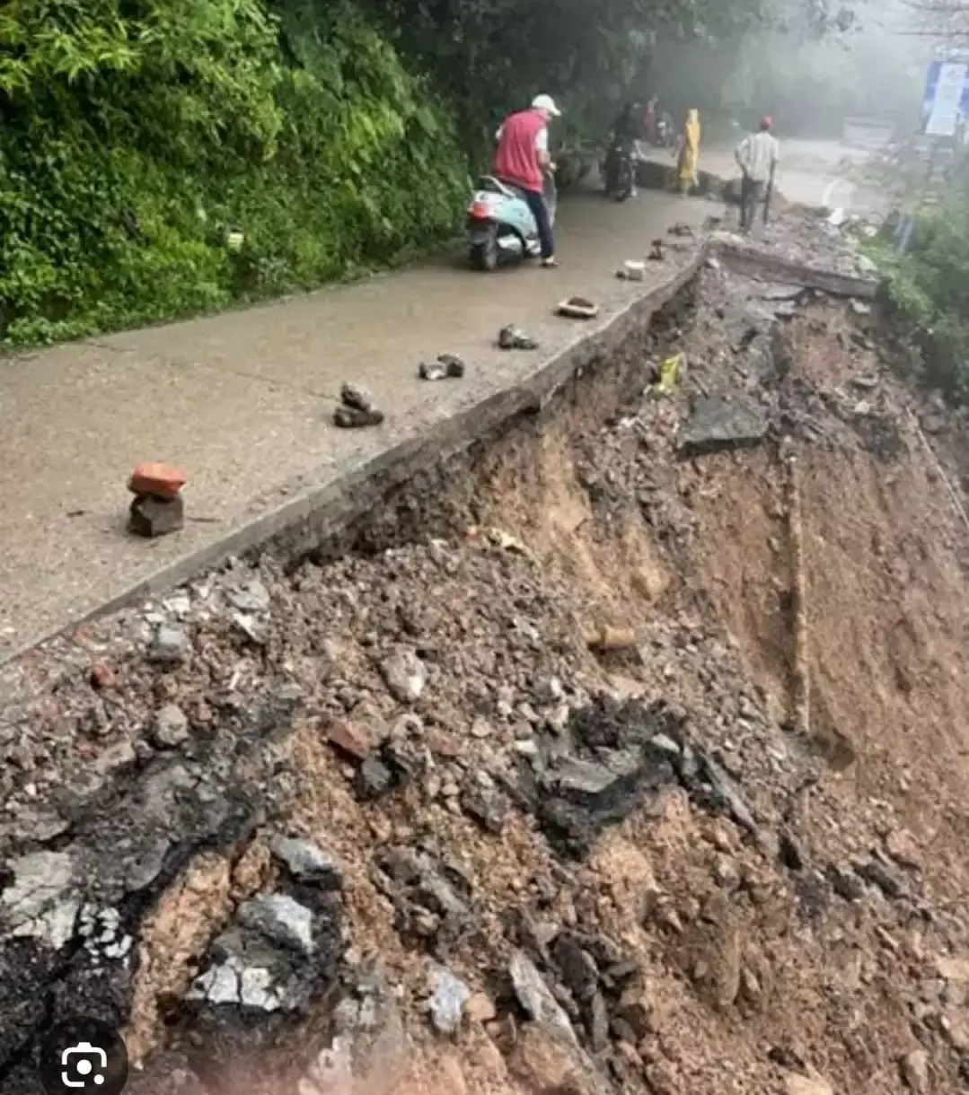 Dharamshala: एनएच-503 और खड़ा डंडा मार्ग क्षतिग्रस्त, मैक्लोडगंज का पर्यटन कारोबार प्रभावित