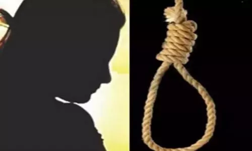 New Delhi: कमरे में फंदे से लटका मिला महिला का शव, पुलिस ने शुरू की जांच