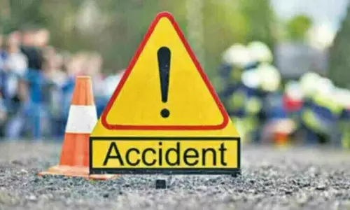 खम्मम के येर्रुपालेम में ट्रॉली पलटने से दो लोगों की मौत खम्मम के येर्रुपालेम में ट्रॉली पलटने से दो लोगों की मौत