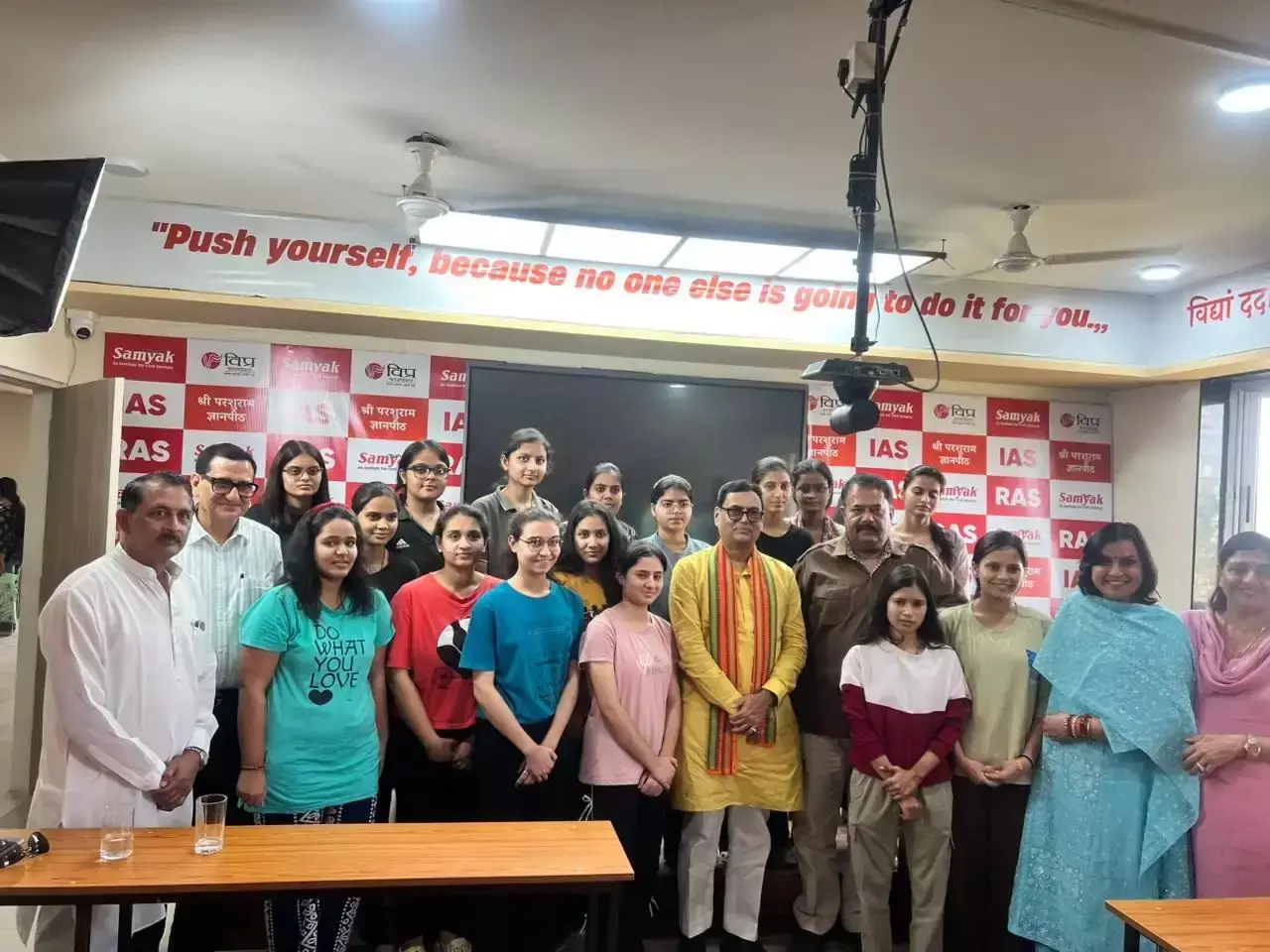 Jaipur: विधायक डॉ. राजेश सुरोलिया ने ज्ञानपीठ का किया दौरा, गतिविधियों की जानकारी ली Jaipur: विधायक डॉ. राजेश सुरोलिया ने ज्ञानपीठ का किया दौरा, गतिविधियों की जानकारी ली