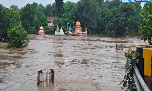 चित्रकूट में मंदाकिनी उफान पर खतरे के निशान से ऊपर पानी चित्रकूट में मंदाकिनी उफान पर खतरे के निशान से ऊपर पानी