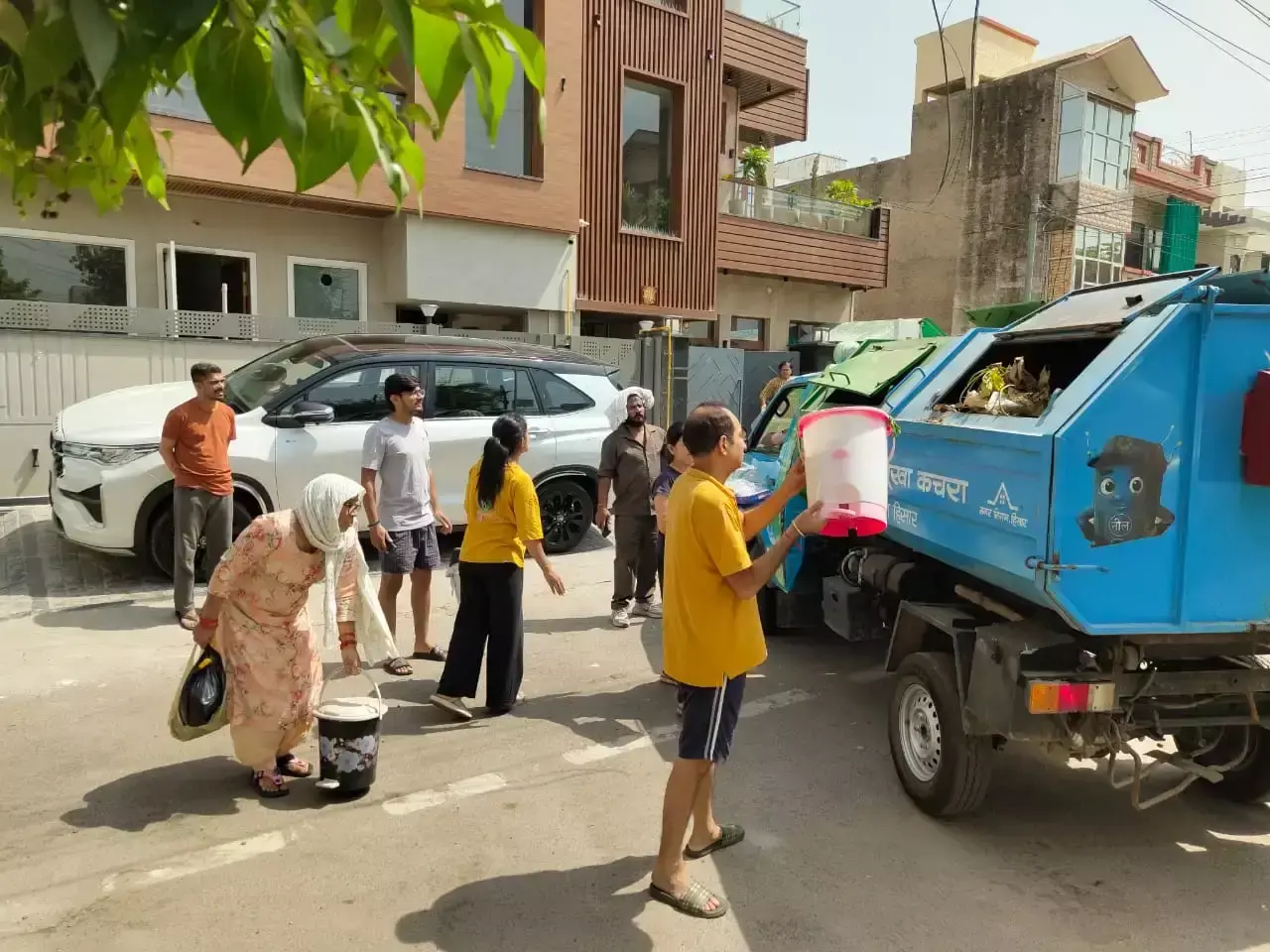 Hisar: एएमसी आवास के बाहर कचरा फेंकने से मचा हड़कंप, सफाई कर्मचारियों का विरोध Hisar: एएमसी आवास के बाहर कचरा फेंकने से मचा हड़कंप, सफाई कर्मचारियों का विरोध