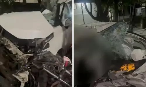 ट्रेलर की टक्कर से कार सवार 4 की मौत ट्रेलर की टक्कर से कार सवार 4 की मौत