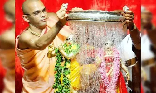 कृष्ण जी की पूजा और गंगाजल से जुड़ा धार्मिक रहस्य कृष्ण जी की पूजा और गंगाजल से जुड़ा धार्मिक रहस्य