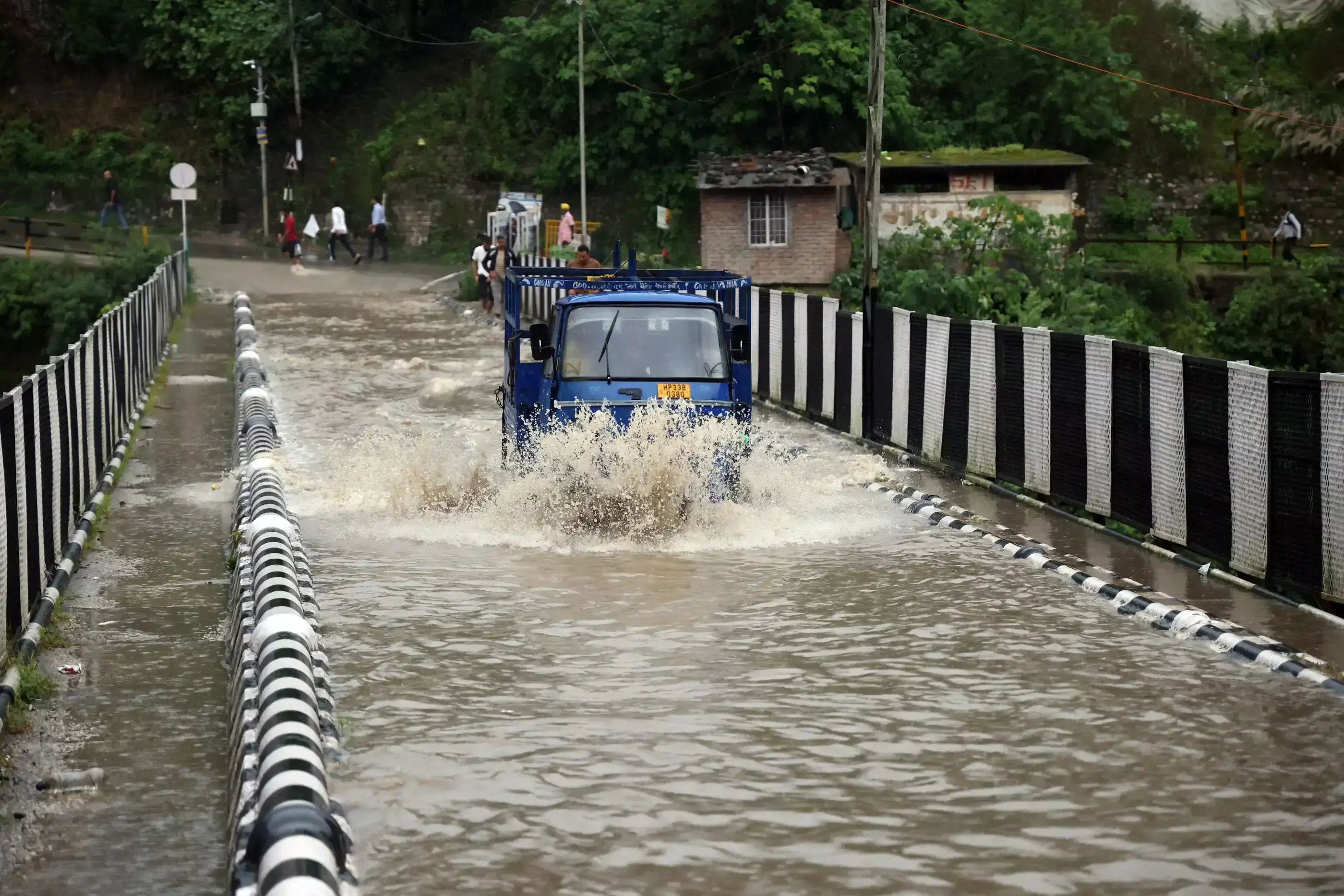Mandi: बारिश ने बढ़ाई मंडी की मुश्किलें, सड़कें और पुल बने झील