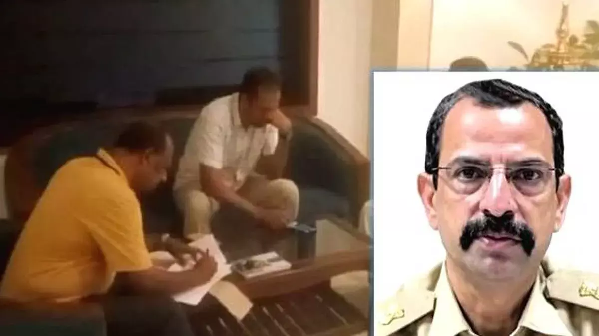 ओणम पर बांटे गए 26,000 रुपये के लिफ़ाफ़े, जांच में नए खुलासे ओणम पर बांटे गए 26,000 रुपये के लिफ़ाफ़े, जांच में नए खुलासे