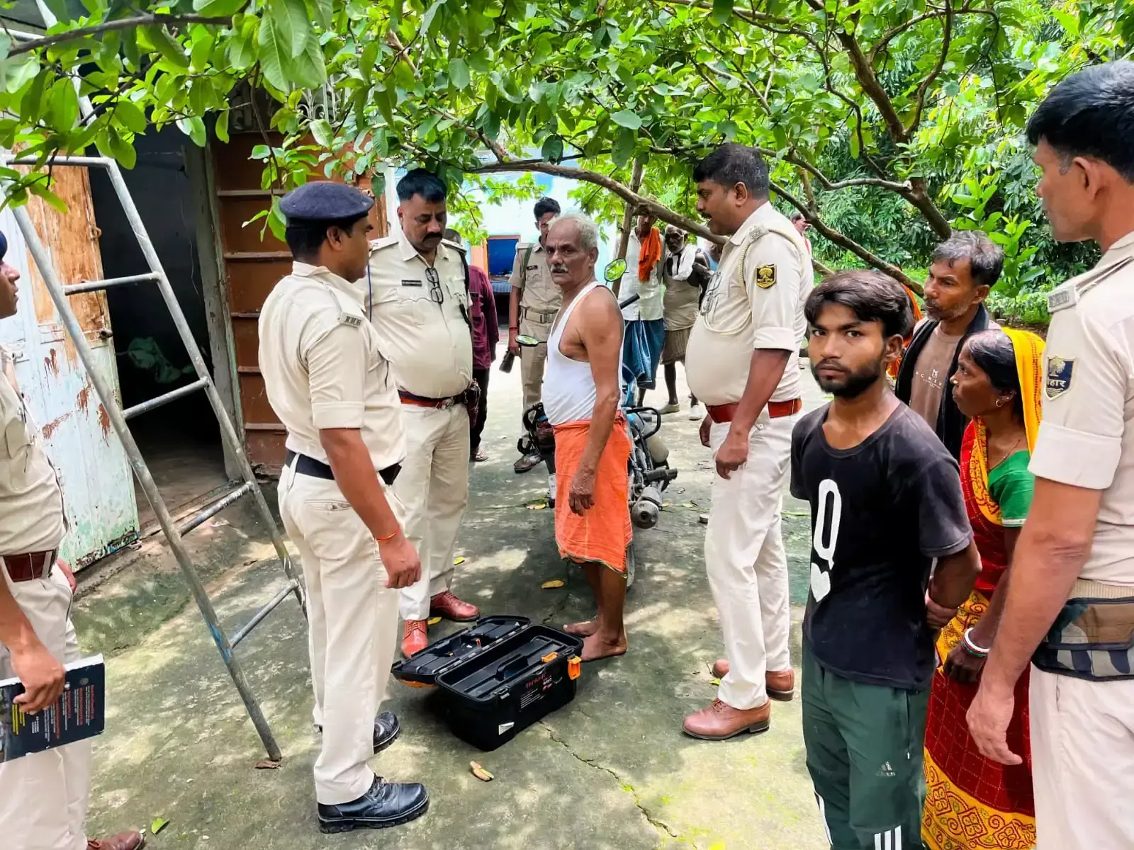 Buxar: बगीचे में मिले कपड़े और चप्पल, रहस्यमय ढंग से लापता अधेड़ की तलाश जारी Buxar: बगीचे में मिले कपड़े और चप्पल, रहस्यमय ढंग से लापता अधेड़ की तलाश जारी