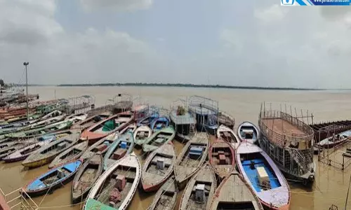 वाराणसी में गंगा उफान पर गलियों में चली नाव बाढ़ का बढ़ा खतरा वाराणसी में गंगा उफान पर गलियों में चली नाव बाढ़ का बढ़ा खतरा