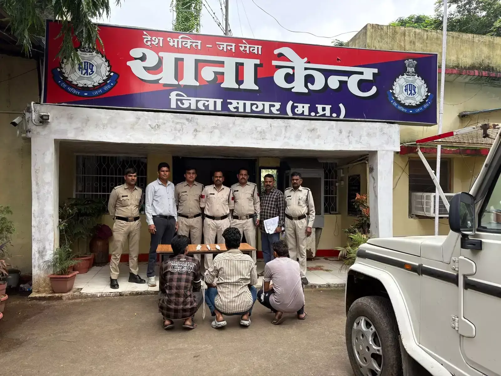 Sagar: सोशल मीडिया पर चाकू दिखाकर दहशत फैलाने की कोशिश, आरोपी पकड़ा गया Sagar: सोशल मीडिया पर चाकू दिखाकर दहशत फैलाने की कोशिश, आरोपी पकड़ा गया