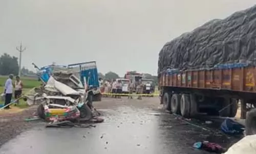 मैक्स पिकअप और ट्रक के बीच जोरदार भिड़ंत, 3 लोगों की मौत 23 घायल मैक्स पिकअप और ट्रक के बीच जोरदार भिड़ंत, 3 लोगों की मौत 23 घायल
