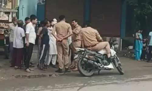 Bijnor: शिव मंदिर के पास फायरिंग से सनसनी, कार सवार युवकों पर पुलिस की नजर Bijnor: शिव मंदिर के पास फायरिंग से सनसनी, कार सवार युवकों पर पुलिस की नजर