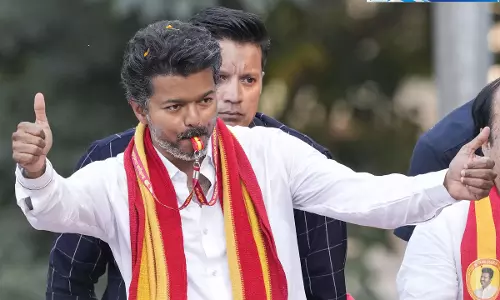 विजय की विधानसभा रणनीति: मंत्री विपक्ष पर हमला करते हैं, CM बीच का मोर्चा संभालते हैं विजय की विधानसभा रणनीति: मंत्री विपक्ष पर हमला करते हैं, CM बीच का मोर्चा संभालते हैं