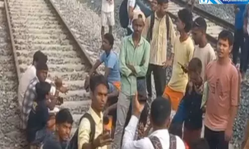 नवादा पटना पैसेंजर में भारी भीड़ यात्रियों ने शेखपुरा में रोकी ट्रेन