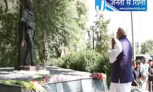 PM मोदी का किर्गिस्तान दौरा: बापू को दी श्रद्धांजलि, प्रवासियों से की चर्चा PM मोदी का किर्गिस्तान दौरा: बापू को दी श्रद्धांजलि, प्रवासियों से की चर्चा