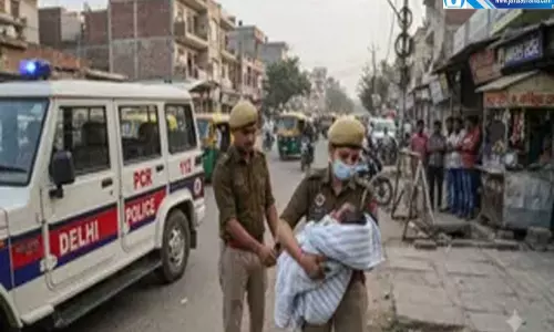 दिल्ली में 6 दिन के नवजात को सड़क पर फेंका पुलिस ने बचाकर AIIMS पहुंचाया