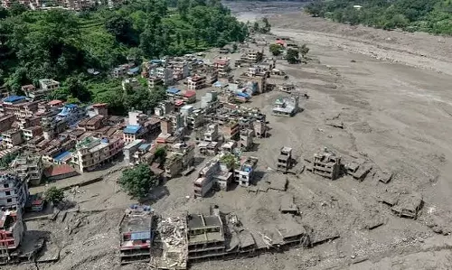 बाढ़ग्रस्त नेपाल में फंसे असम के 8 मजदूर रेस्क्यू, 5 की तलाश जारी बाढ़ग्रस्त नेपाल में फंसे असम के 8 मजदूर रेस्क्यू, 5 की तलाश जारी