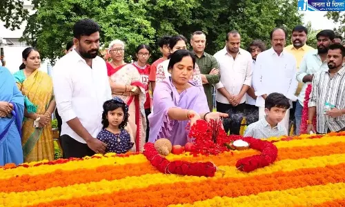 Andhra: परिटाला रवींद्र की 68वीं जयंती धूमधाम से मनाई गई Andhra: परिटाला रवींद्र की 68वीं जयंती धूमधाम से मनाई गई