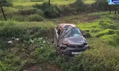 मुंबई-गोवा हाईवे पर दर्दनाक हादसा सड़क किनारे चल रही दो लड़कियों को कार ने मारी टक्कर मुंबई-गोवा हाईवे पर दर्दनाक हादसा सड़क किनारे चल रही दो लड़कियों को कार ने मारी टक्कर
