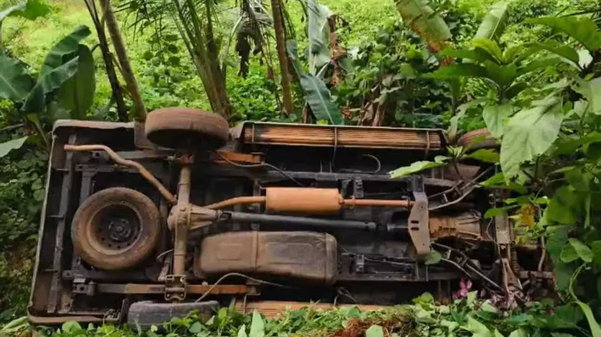 kerala: कोल्लम में स्कूल वैन पलटी और खाई में गिरी; तीन बच्चे घायल kerala: कोल्लम में स्कूल वैन पलटी और खाई में गिरी; तीन बच्चे घायल