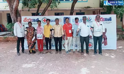 Andhra: अनंतपुर में 10 लाभार्थियों को मुफ़्त कृत्रिम हाथ मिले Andhra: अनंतपुर में 10 लाभार्थियों को मुफ़्त कृत्रिम हाथ मिले