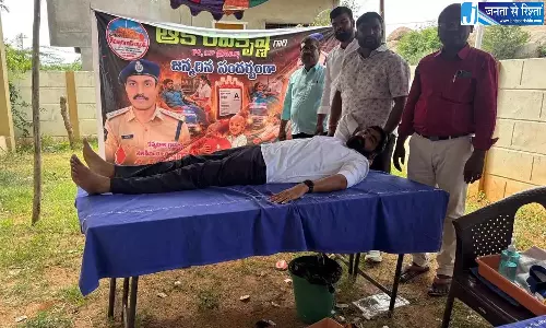 Andhra: TDP नेता और पुलिस रक्तदान अभियान में युवाओं के साथ शामिल हुए Andhra: TDP नेता और पुलिस रक्तदान अभियान में युवाओं के साथ शामिल हुए