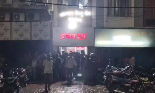 अस्पताल की लिफ्ट गिरने से मरीज की मौत, परिजनों का हंगामा अस्पताल की लिफ्ट गिरने से मरीज की मौत, परिजनों का हंगामा