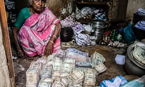 भिखारी महिला के घर से मिले 2.5 लाख रुपये कैश भिखारी महिला के घर से मिले 2.5 लाख रुपये कैश