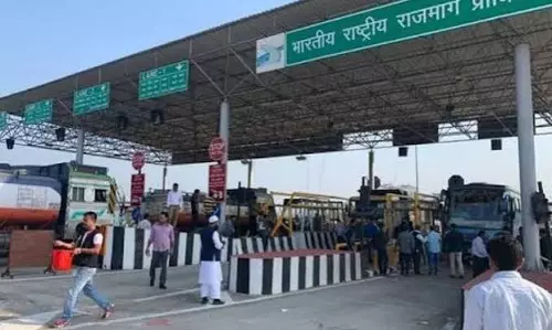 Assam: सोनापुर हादसे में 6 की मौत के बाद भड़का गुस्सा, टोल वसूली रोकी Assam: सोनापुर हादसे में 6 की मौत के बाद भड़का गुस्सा, टोल वसूली रोकी