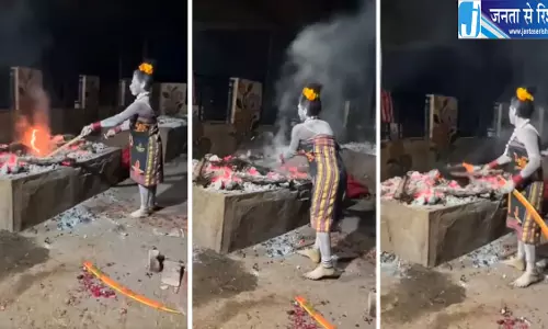 जलती चिताओं के पास महिला का वीडियो मचा हड़कंप