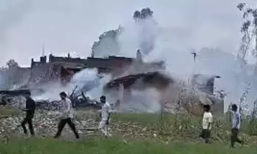 पटाखा फैक्टरी में विस्फोट: तीन की मौत 5 घायल, इलाके में अफरा-तफरी