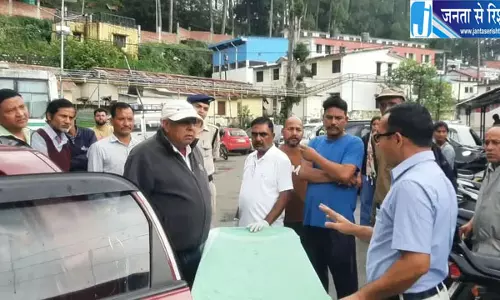अस्पताल गेट पर बुजुर्ग की मौत व्यवस्था पर उठे सवाल अस्पताल गेट पर बुजुर्ग की मौत व्यवस्था पर उठे सवाल