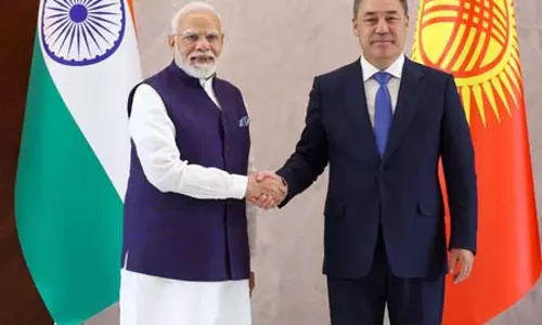 प्रधानमंत्री मोदी ने किर्गिज गणराज्य के राष्ट्रपति से की मुलाकात, रणनीतिक साझेदारी मजबूत करने पर हुई बात प्रधानमंत्री मोदी ने किर्गिज गणराज्य के राष्ट्रपति से की मुलाकात, रणनीतिक साझेदारी मजबूत करने पर हुई बात