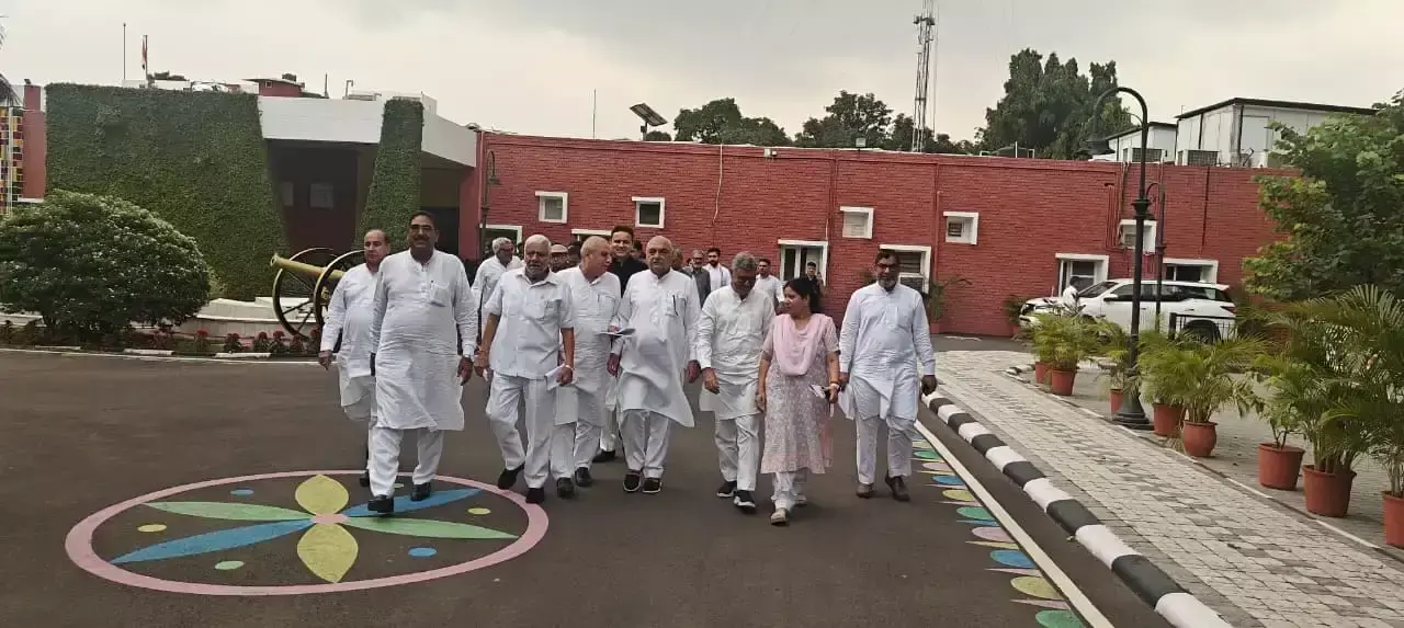 Chandigarh: हरियाणा विधानसभा विवाद पर राजभवन पहुंची कांग्रेस, दोषियों पर कार्रवाई की मांग