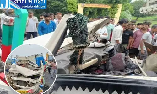 कासगंज में भीषण सड़क हादसा पिकअप और ट्रक की टक्कर में 6 लोगों की मौत 20 घायल