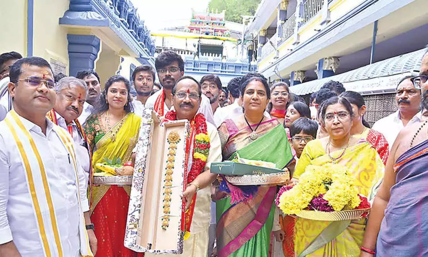 Andhra: देवी दुर्गा को सोने की झालर चढ़ाई गई Andhra: देवी दुर्गा को सोने की झालर चढ़ाई गई