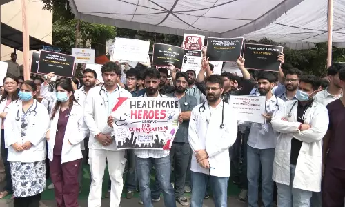 Jammu: जम्मू-कश्मीर में एमबीबीएस-बीडीएस इंटर्न का प्रदर्शन, स्टाइपेंड बढ़ाने की मांग
