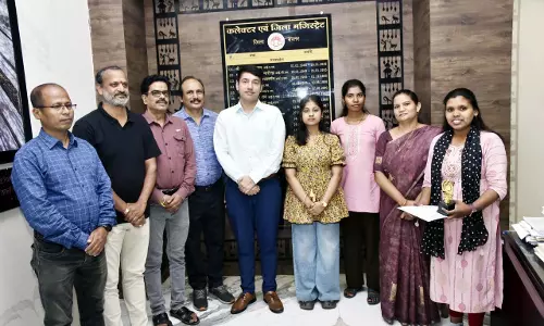 बस्तर से निकले चार हीरे: पहले ही राउंड में MBBS सीट पक्की, कलेक्टर ने टैबलेट देकर बढ़ाया हौसला