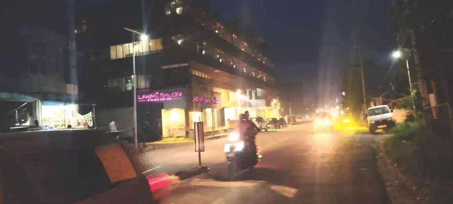 सड़कों पर अंधेरा: वाहन चालकों और राहगीरों के लिए बना खतरा सड़कों पर अंधेरा: वाहन चालकों और राहगीरों के लिए बना खतरा